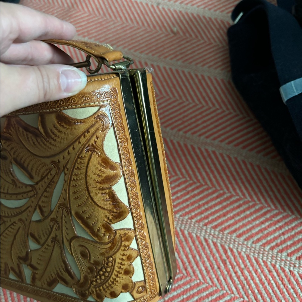 Leather like two-toned handbag - Picture 8 of 12